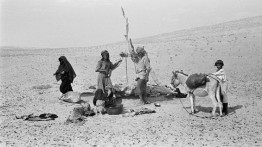 People at Tawi Harian Well, Ramlat al-Wahiba - Wilfred Thesiger, 1949