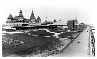 Manhattan Beach Hotel, Brooklyn, N.Y. c1910. George P. Hall & Son (Photographer). New York Historical Society via Digital Culture of Metropolitan New York.