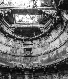 Looking up Ashapura vaav’s well shaft. The stone beam supported on large brackets was used to operate traditional water-lifting devices.