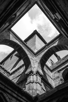 Looking up from the corner of the L-shaped Amritavarshi vaav in Panchkuva, Ahmedabad. Stone arches brace the parallel retaining walls of its stepped corridor against the thrust of the earth. 