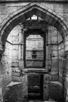 An arched bay framing the well shaft beyond in Amritavarshi vaav.