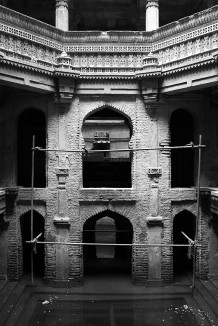 A sunken pool preceding the main well shaft beyond the arches in Rudabai vaav. This intermediate pool served as a settling tank for sediment carried by rainwater cascading down the stepped corridor.