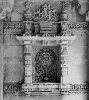 An Ami Kumbhor or 'water pot of life' motif—commonly found in stepwells—carved in a niche in Rudabai vaav.