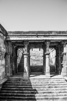 The tall, distinctly proportioned columns of the upper galleries in Jethabhai vaav.