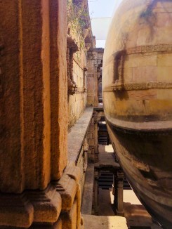 A site-specific sculpture by artist Vikas K Dar at the stepwell in Ambapur, presented by the Neekoee Foundation and Kiran Nadar Museum of Art. Photograph by Riyaz Tayyibji.