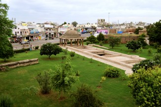 Manicured lawns maintained by the Archaeological Survey of India surround Jethabhai vaav. Dating from the mid-19th century, Jethabhai vaav is the last known stepwell built in Ahmedabad.