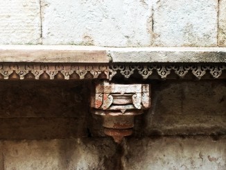 Restoration work conducted by the Archaeological Survey of India at the Jethabhai vaav in 2017. Plaster moldings have replaced elements such as stone ledges and ornamental brackets. 